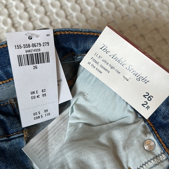 Abercrombie & Fitch Ultra High-Rise Ankle Straight Jean - Picture 4 of 12